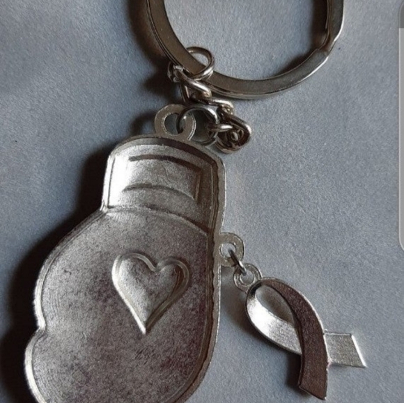 Breast Cancer Awareness boxing glove Keychain new - Picture 3 of 3